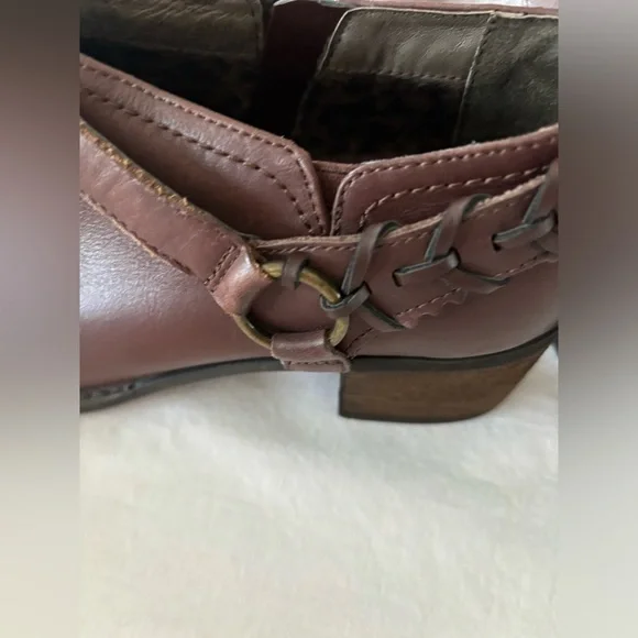 Tara M. Women size 8 1/2 leather shooties/ short booties - Picture 7 of 10